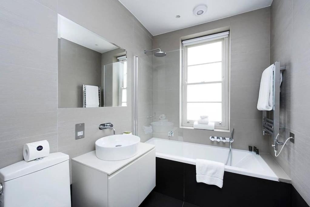 Recently Redecorated Bright 1br Near Shepherds Bush With Parking Soa Apartment